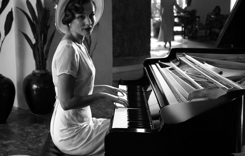 Una giovane donna alla tastiera di un piano a coda