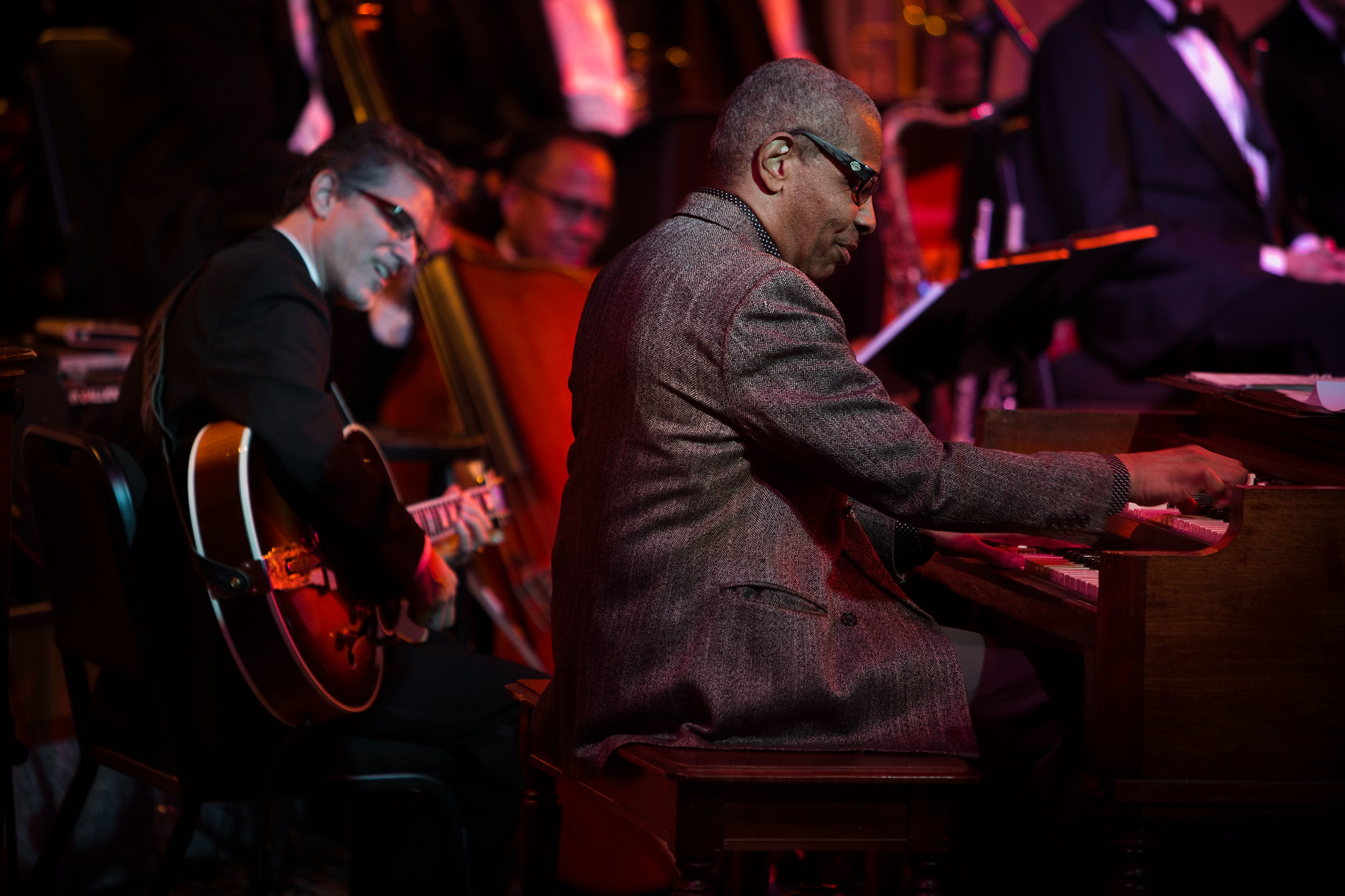 Un organista con un chitarrista jazz