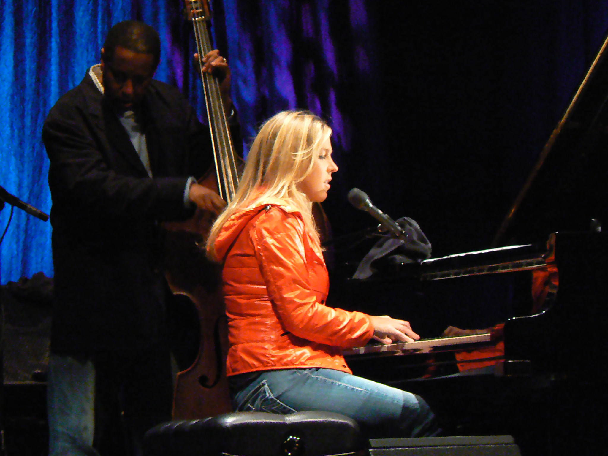 Diana Krall al piano con contrabbassista sullo sfondo